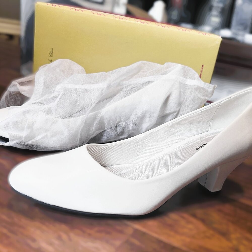 Easy Street White Leather Pumps- Size 9.5 - New in Box